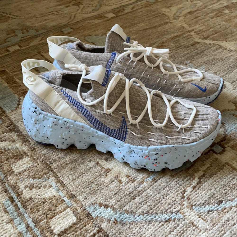 Nike Women’s Space Hippie size 8